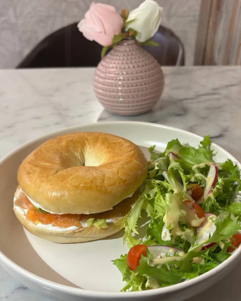 Bagel de salmón con ensalada