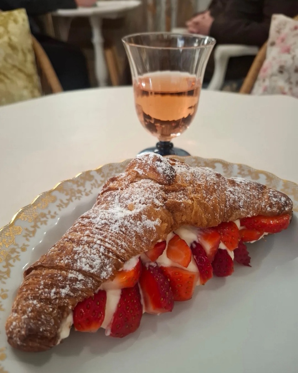 Croissant con crema y fresas